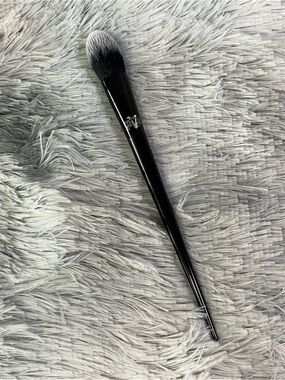 KAT VON D: Lock-It Edge Powder Brush #25
